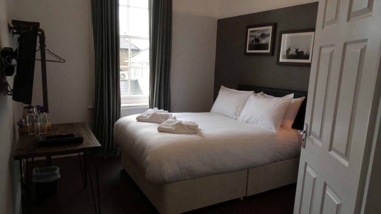 The Mortimer Arms (Adults Only) Ромси Экстерьер фото